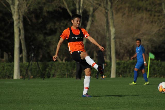 法尔14分14板7帽布莱克尼30分 肯帝亚不敌新疆